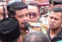 Wali Kota Medan Bobby Nasution menemui massa mahasiswa dari kelompok Cipayung Plus saat menggelar demonstrasi di Balai Kota, Senin (29/7). Foto: tangkapan layar video