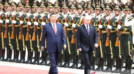Presiden Xi Jinping dan Presiden Vladimir Putin bertemu di Beijing, China pada Kamis (16/5/2024). Foto: Antara/HO-Kementerian Luar Negeri RRC
