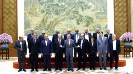 Menteri Luar Negeri China Wang Yi berfoto bersama para wakil dari 14 faksi Palestina di Wisma Negara Diaoyutai, Beijing, China pada Selasa (23/7/2024). (ANTARA/HO-Kementerian Luar Negeri China)