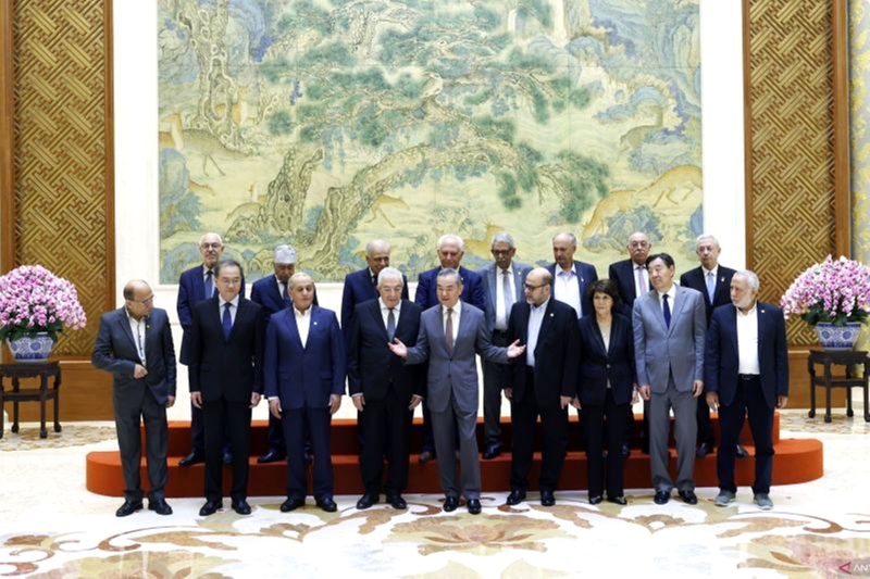 Menteri Luar Negeri China Wang Yi berfoto bersama para wakil dari 14 faksi Palestina di Wisma Negara Diaoyutai, Beijing, China pada Selasa (23/7/2024). (ANTARA/HO-Kementerian Luar Negeri China)