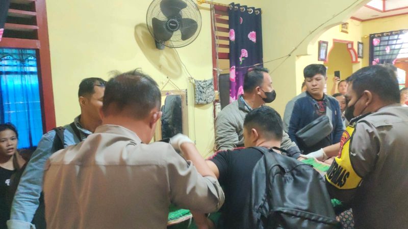 Seorang wanita di Kota Gunungsitoli mencoba bunuh diri dengan menyayat perut hingga berlumuran darah. Foto: Humas Polres Nias
