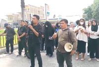 Puluhan guru honorer kembali menggelar demonstrasi mendesak Polda Sumut menangkap aktor intelektual kasus korupsi seleksi PPPK di Kabupaten Langkat. Foto: Zei/topikseru.com