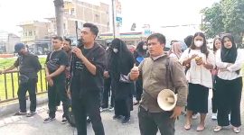 Puluhan guru honorer kembali menggelar demonstrasi mendesak Polda Sumut menangkap aktor intelektual kasus korupsi seleksi PPPK di Kabupaten Langkat. Foto: Zei/topikseru.com