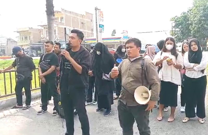 Puluhan guru honorer kembali menggelar demonstrasi mendesak Polda Sumut menangkap aktor intelektual kasus korupsi seleksi PPPK di Kabupaten Langkat. Foto: Zei/topikseru.com