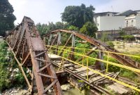 Kondisi jembatan yang ambruk di Kota Medan, Sumatera Utara. Foto: Zei/topikseru.com