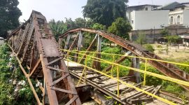 Kondisi jembatan yang ambruk di Kota Medan, Sumatera Utara. Foto: Zei/topikseru.com