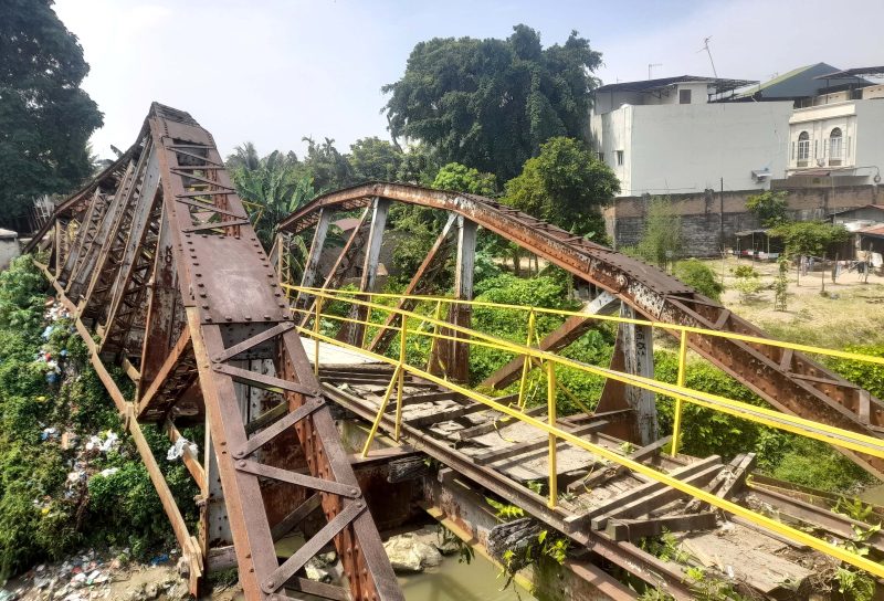 Kondisi jembatan yang ambruk di Kota Medan, Sumatera Utara. Foto: Zei/topikseru.com