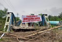 Jembatan penghubung di Desa Bandar Setia, Kecamatan Percut Sei Tuan, ambruk setelah digerogoti maling. Foto: Zei/topikseru.com