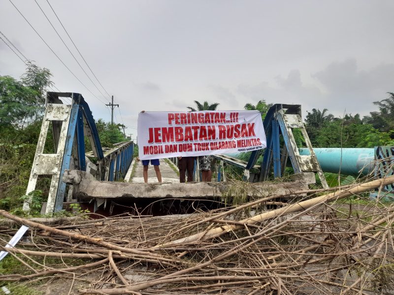 Jembatan penghubung di Desa Bandar Setia, Kecamatan Percut Sei Tuan, ambruk setelah digerogoti maling. Foto: Zei/topikseru.com