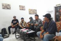 KKJ Sumut dan LBH Medan soroti rekonstruksi kasus kematian Rico Sempurna Pasaribu, wartawan Tribrata TV, yang dinilai janggal. Foto: Zei/Topikseru.com