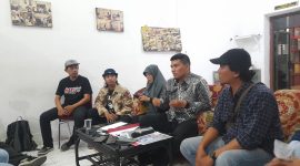 KKJ Sumut dan LBH Medan soroti rekonstruksi kasus kematian Rico Sempurna Pasaribu, wartawan Tribrata TV, yang dinilai janggal. Foto: Zei/Topikseru.com
