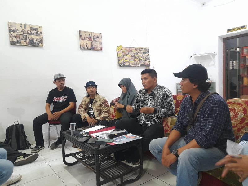 KKJ Sumut dan LBH Medan soroti rekonstruksi kasus kematian Rico Sempurna Pasaribu, wartawan Tribrata TV, yang dinilai janggal. Foto: Zei/Topikseru.com