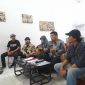 KKJ Sumut dan LBH Medan soroti rekonstruksi kasus kematian Rico Sempurna Pasaribu, wartawan Tribrata TV, yang dinilai janggal. Foto: Zei/Topikseru.com