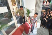 Petugas KPK keluar dari ruang Wakil Wali Kota dan Sekda Kota Semarang di kompleks Balai Kota Semarang, Jawa Tengah, Rabu (17/7/2024), dengan membawa dua koper. Foto: Antara/I.C. Senjaya
