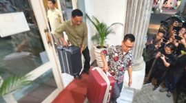 Petugas KPK keluar dari ruang Wakil Wali Kota dan Sekda Kota Semarang di kompleks Balai Kota Semarang, Jawa Tengah, Rabu (17/7/2024), dengan membawa dua koper. Foto: Antara/I.C. Senjaya