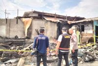 Personel Kepolisian Daerah Sumatera Utara melakukan olah tempat kejadian perkara di rumah wartawan Rico Sempurna Pasaribu di Jalan Nabung Surbakti, Kabupaten Karo.