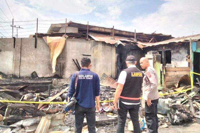 Personel Kepolisian Daerah Sumatera Utara melakukan olah tempat kejadian perkara di rumah wartawan Rico Sempurna Pasaribu di Jalan Nabung Surbakti, Kabupaten Karo.