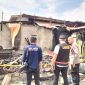 Personel Kepolisian Daerah Sumatera Utara melakukan olah tempat kejadian perkara di rumah wartawan Rico Sempurna Pasaribu di Jalan Nabung Surbakti, Kabupaten Karo.