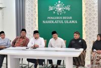Ketua Umum Pengurus Besar Nahdlatul Ulama (PBNU) KH Yahya Cholil Staquf (ketiga kiri) dalam konferensi pers di Kantor PBNU Jakarta, Selasa (16/7/2024). Foto: Antara/Sean Filo Muhamad