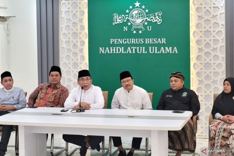 Ketua Umum Pengurus Besar Nahdlatul Ulama (PBNU) KH Yahya Cholil Staquf (ketiga kiri) dalam konferensi pers di Kantor PBNU Jakarta, Selasa (16/7/2024). Foto: Antara/Sean Filo Muhamad