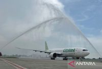 Pendaratan pesawat Citilink disambut water salute yang merupakan tradisi penghormatan penerbangan perdana rute Kualanamu - Jeddah di Bandara Internasional Kualanamu Deli Serdang, Sumatera Utara, Ahad (28/7/2024). Foto: Antara/HO-PT Angkasa Pura Aviasi