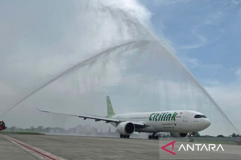Pendaratan pesawat Citilink disambut water salute yang merupakan tradisi penghormatan penerbangan perdana rute Kualanamu - Jeddah di Bandara Internasional Kualanamu Deli Serdang, Sumatera Utara, Ahad (28/7/2024). Foto: Antara/HO-PT Angkasa Pura Aviasi
