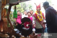 Menparekraf Sandiaga Uno (kanan kedua) mengunjungi stand UMKM di acara festival bunga dan buah di Kabupaten Karo, Sumatera Utara, Jumat (5/7/2024). Foto: Antara