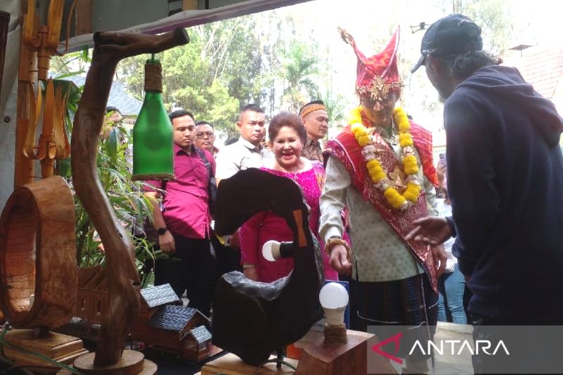 Menparekraf Sandiaga Uno (kanan kedua) mengunjungi stand UMKM di acara festival bunga dan buah di Kabupaten Karo, Sumatera Utara, Jumat (5/7/2024). Foto: Antara