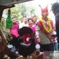 Menparekraf Sandiaga Uno (kanan kedua) mengunjungi stand UMKM di acara festival bunga dan buah di Kabupaten Karo, Sumatera Utara, Jumat (5/7/2024). Foto: Antara