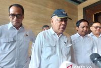 Plt Kepala OIKN Basuki Hadimuljono, dan Plt Wakil Kepala OIKN Raja Juli Antoni seusai rapat internal bersama Presiden Joko Widodo (Jokowi), di Istana Garuda IKN, Penajam Paser Utara, Kalimantan Timur, Senin (29/7/2024). Foto: Antara/Andi Firdaus