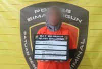 S (44), pelaku pelecehan bocah 6 tahun di Kabupaten Simalungun saat berada di Polres Simalungun. Foto: Humas Polres Simalungun