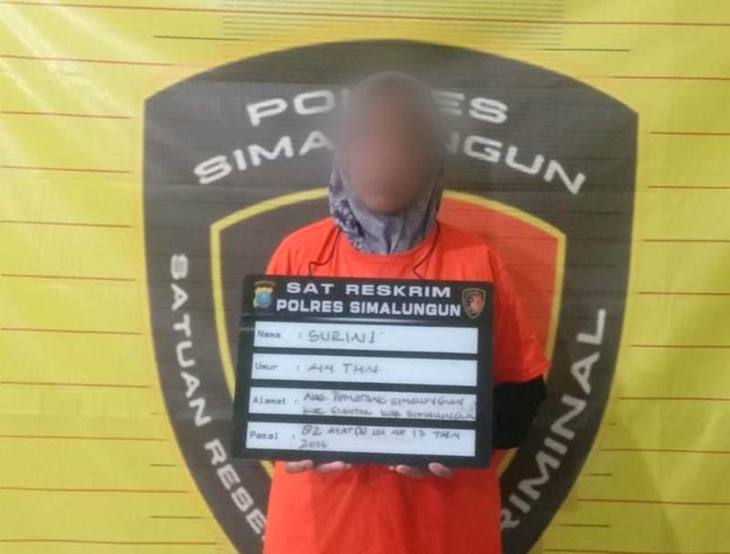 S (44), pelaku pelecehan bocah 6 tahun di Kabupaten Simalungun saat berada di Polres Simalungun. Foto: Humas Polres Simalungun