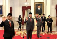 Presiden Jokowi melantik keponakan Prabowo, Thomas Djiwandono (ketiga kiri) sebagai Wakil Menteri Keuangan II di Istana Negara, Jakarta, Kamis (18/7/2024). Foto: Antara/Yashinta Difa