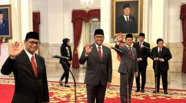 Presiden Jokowi melantik keponakan Prabowo, Thomas Djiwandono (ketiga kiri) sebagai Wakil Menteri Keuangan II di Istana Negara, Jakarta, Kamis (18/7/2024). Foto: Antara/Yashinta Difa