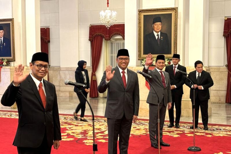 Presiden Jokowi melantik keponakan Prabowo, Thomas Djiwandono (ketiga kiri) sebagai Wakil Menteri Keuangan II di Istana Negara, Jakarta, Kamis (18/7/2024). Foto: Antara/Yashinta Difa