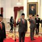 Presiden Jokowi melantik keponakan Prabowo, Thomas Djiwandono (ketiga kiri) sebagai Wakil Menteri Keuangan II di Istana Negara, Jakarta, Kamis (18/7/2024). Foto: Antara/Yashinta Difa