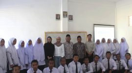 Tim Pengabdian USU berfoto bersama santri di Pesantren Al-Husna seusai pelatihan keterampilan protokoler. Foto: Istimewa