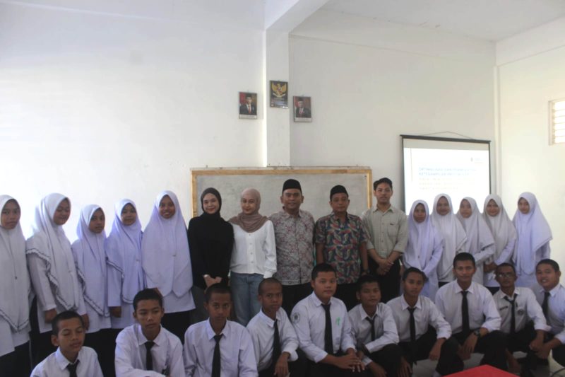 Tim Pengabdian USU berfoto bersama santri di Pesantren Al-Husna seusai pelatihan keterampilan protokoler. Foto: Istimewa
