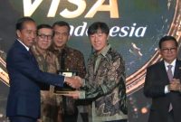Presiden Jokowi didampingu Menteri Hukum dan Hak Asasi Manusia (Menkumham) RI Yasonna H. Laoly menyerahkan Golden Visa kepada Pelatih Timnas Shin Tae-yong (STY). ANTARA/Dok. Kemenkumham Jateng
