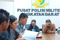 Eva Meliani Pasaribu, anak mendiang wartawan Rico Sempurna Pasaribu bersama LBH Medan dan KKJ Sumut membuat laporan ke Puspom AD. Foto: Dok. LBH Medan