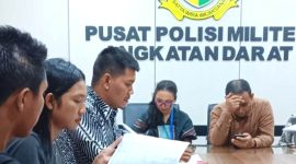 Eva Meliani Pasaribu, anak mendiang wartawan Rico Sempurna Pasaribu bersama LBH Medan dan KKJ Sumut membuat laporan ke Puspom AD. Foto: Dok. LBH Medan