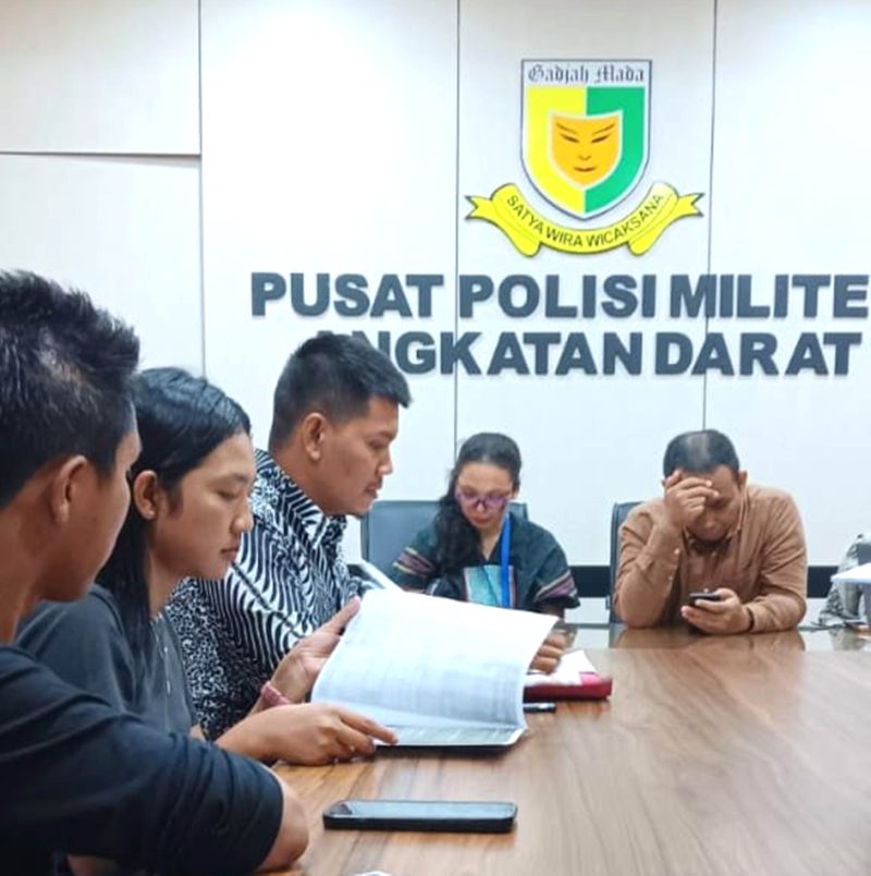 Eva Meliani Pasaribu, anak mendiang wartawan Rico Sempurna Pasaribu bersama LBH Medan dan KKJ Sumut membuat laporan ke Puspom AD. Foto: Dok. LBH Medan