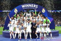 Pemain Real Madrid Nacho mengangkat tropi usai memenangi laga melawan Borussia Dortmund pada final Liga Champions 2023/2024 di Wembley Stadium, London, Inggris, Minggu (2/6/2024) dinihari WIB. ANTARA FOTO/REUTERS/Carl Recine