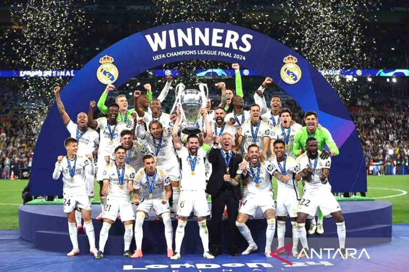 Pemain Real Madrid Nacho mengangkat tropi usai memenangi laga melawan Borussia Dortmund pada final Liga Champions 2023/2024 di Wembley Stadium, London, Inggris, Minggu (2/6/2024) dinihari WIB. ANTARA FOTO/REUTERS/Carl Recine