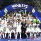 Pemain Real Madrid Nacho mengangkat tropi usai memenangi laga melawan Borussia Dortmund pada final Liga Champions 2023/2024 di Wembley Stadium, London, Inggris, Minggu (2/6/2024) dinihari WIB. ANTARA FOTO/REUTERS/Carl Recine