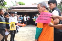 Penyidik Polda Sumut menghadirkan salah satu tersangka BG alias Bulang dalam kasus pembakaran rumah wartawan Tribrata TV, Rico Sempurna Pasaribu. Foto: Humas Polda Sumut