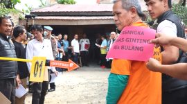 Penyidik Polda Sumut menghadirkan salah satu tersangka BG alias Bulang dalam kasus pembakaran rumah wartawan Tribrata TV, Rico Sempurna Pasaribu. Foto: Humas Polda Sumut