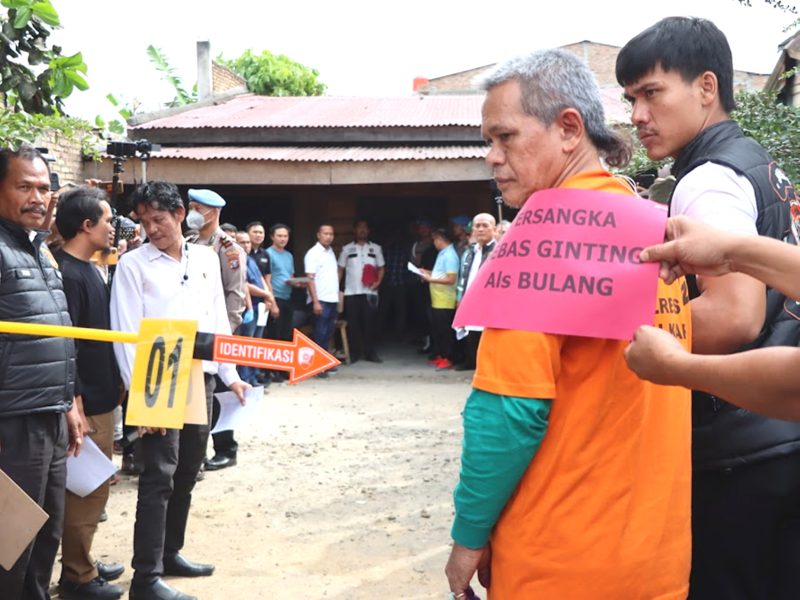Penyidik Polda Sumut menghadirkan salah satu tersangka BG alias Bulang dalam kasus pembakaran rumah wartawan Tribrata TV, Rico Sempurna Pasaribu. Foto: Humas Polda Sumut