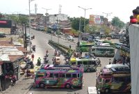 Para sopir bus AKDP rute Medan - Kabanjahe memblokade Jalan Jamin Ginting Simpang Pos saat memprotes kebijakan Wali Kota Medan Bobby Nasution. Foto:  tangkapan layar video