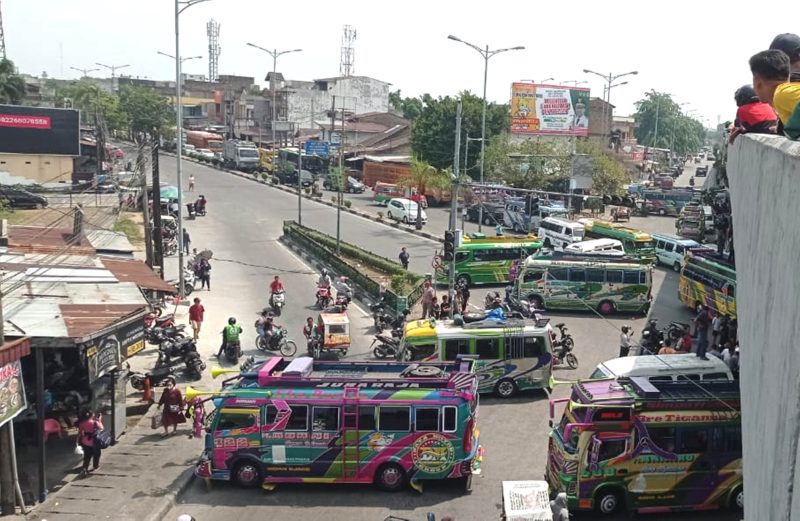 Para sopir bus AKDP rute Medan - Kabanjahe memblokade Jalan Jamin Ginting Simpang Pos saat memprotes kebijakan Wali Kota Medan Bobby Nasution. Foto:  tangkapan layar video